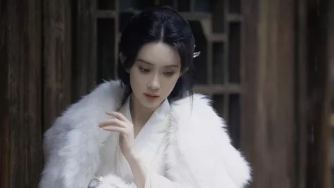 年轻人整顿酒店路边帐篷过夜